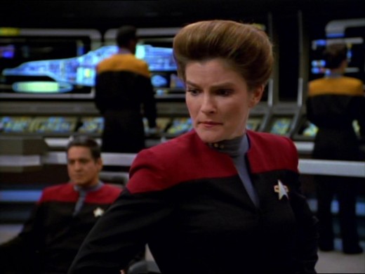 A still showing Katie Mulgrue as captain Kathryn Janeway in Star Trek: Voyager.